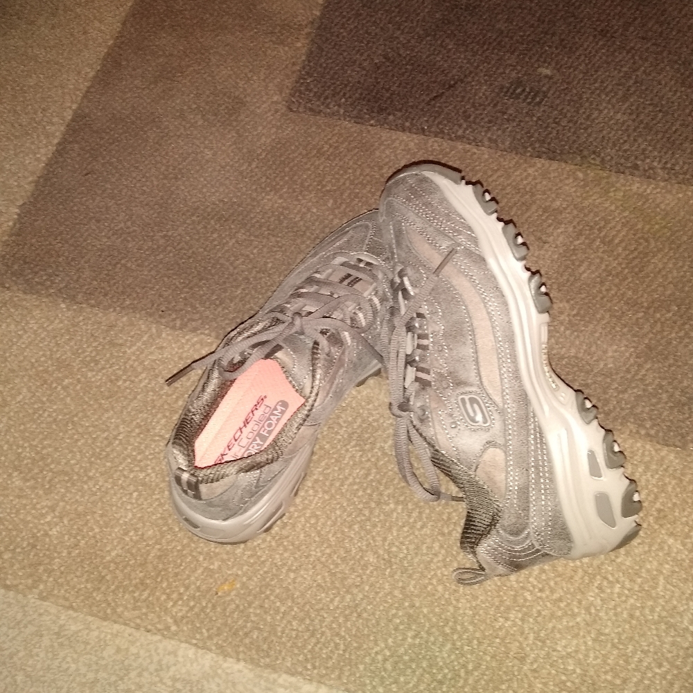 Skecher's tennis shoes